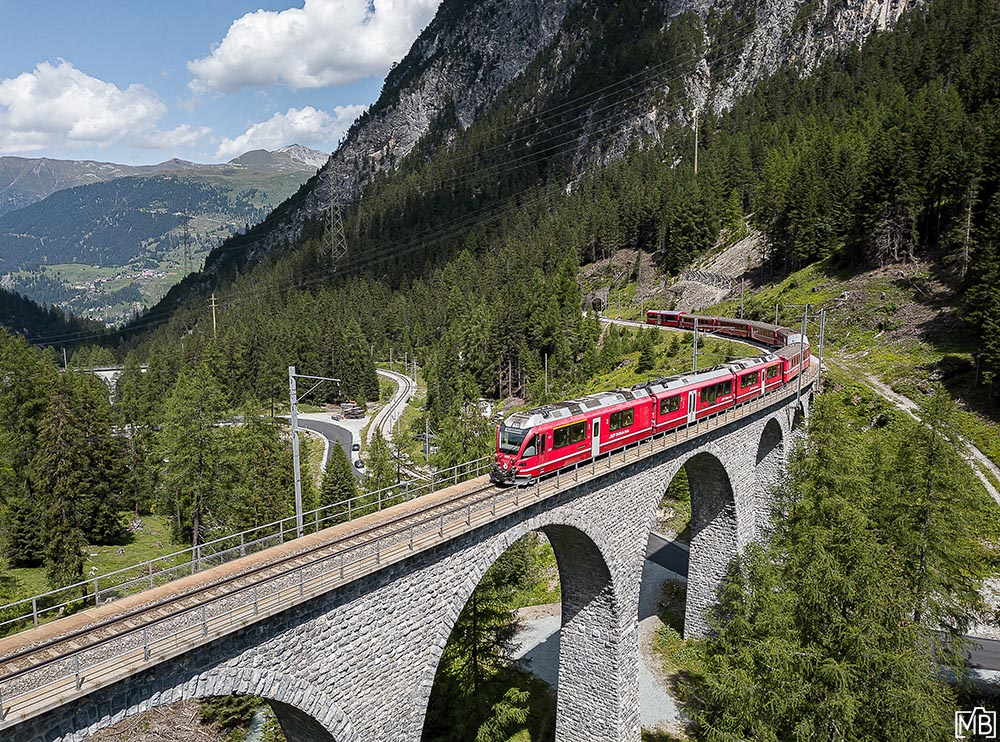 Hügel und Berge Rhätische Bahn Bernina Express Bergün Graubünden Schweiz