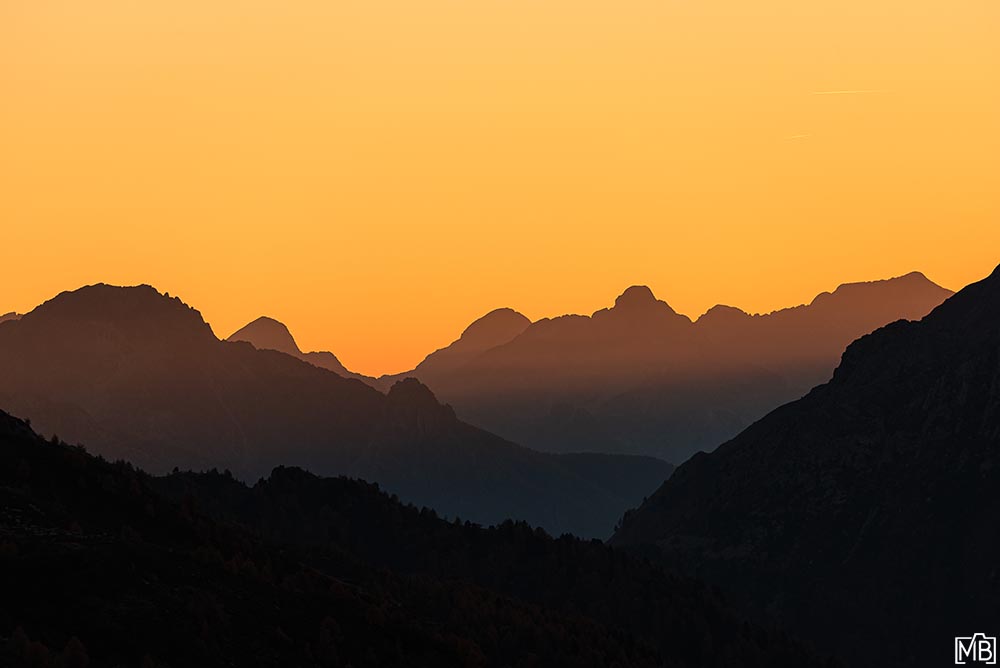 Hügel und Berge Sonnenuntergang Maloja Engadin Graubünden Schweiz