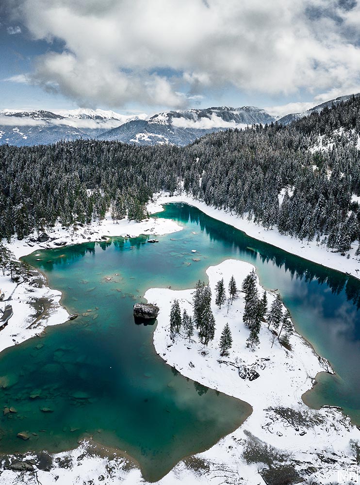 Seen und Gewässer Drohnenaufnahme Caumasee Flims Graubünden Schweiz