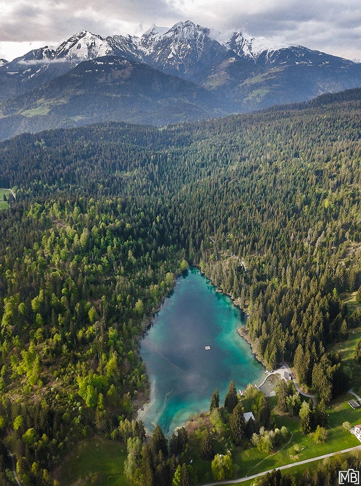 Seen und Gewässer Drohnenaufnahme Crestasee Flims Graubünden Schweiz