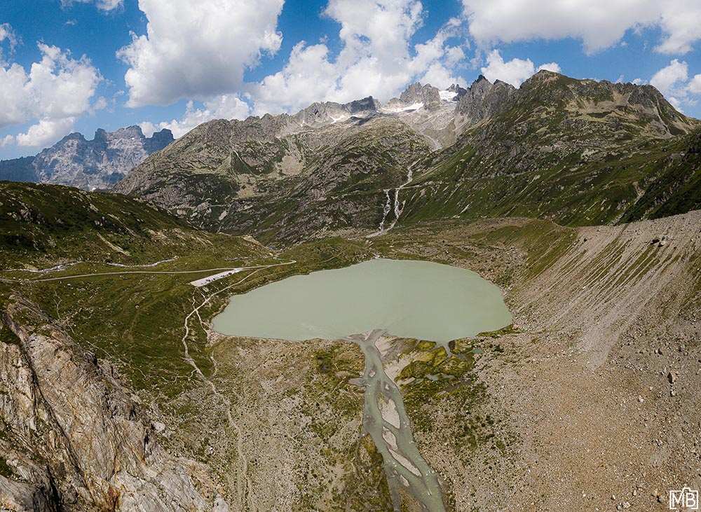 Seen und Gewässer Drohnenaufnahme Sustenpass Uri Bern Schweiz