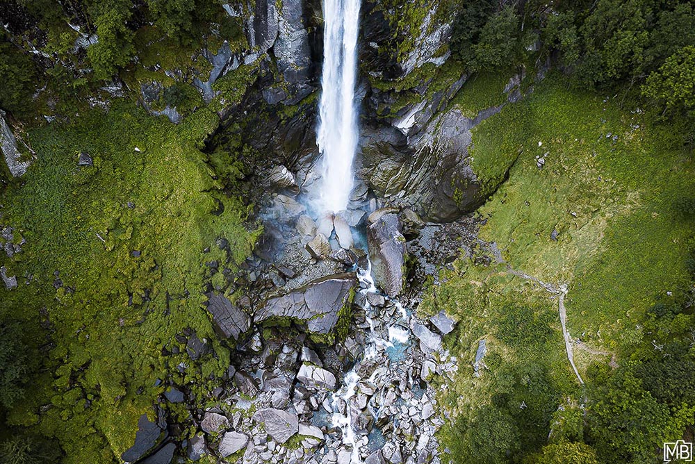 Wasserfälle und Flüsse Drohnenaufnahme Wasserfall Cascata di Foroglio Tessin Schweiz